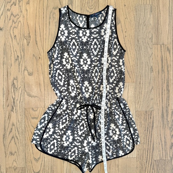 One Heart Clothing Los Angeles Women’s Geometric Design Short Romper Size Large - Picture 7 of 9